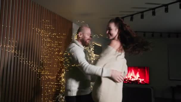 Familienfest Frau Und Mann Tanzen Fröhlich Abend Neben Dem Weihnachtsbaum — Stockvideo