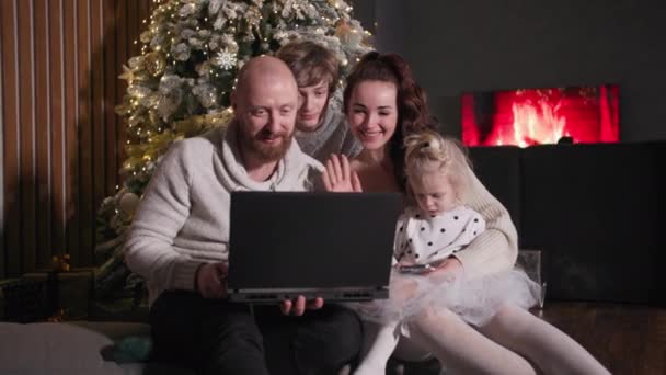 Nternette Tebrikler Aile Arkadaşlarıyla Sohbet Ederken Dizüstü Bilgisayarla Noel Ağacının — Stok video