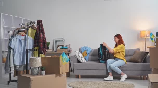 Leaving House Portrait Young Busty Woman Collects Things Backpack Box — Stok video