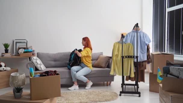 Mujer Empaca Cosas Sale Casa Joven Refugiada Triste Toma Mochila — Vídeos de Stock