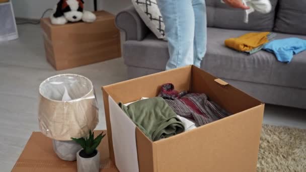 Біженці Молода Жінка Збирає Одяг Коробках Щоб Залишити Будинок Евакуювати — стокове відео