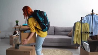 Mezuniyet balosu, koltukta oturan genç bir kadın Ukrayna bayrağını alır, gülümser ve kameraya bakar.