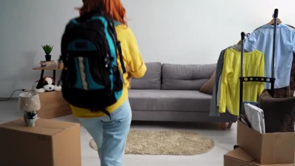 Refugees Woman Returns Home Puts Boxes Things Sit Sofa Takes — Stok video