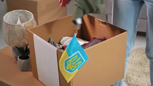 Біженці Молоді Жінки Кладуть Речі Одяг Картонну Коробку Прапором України — стокове відео