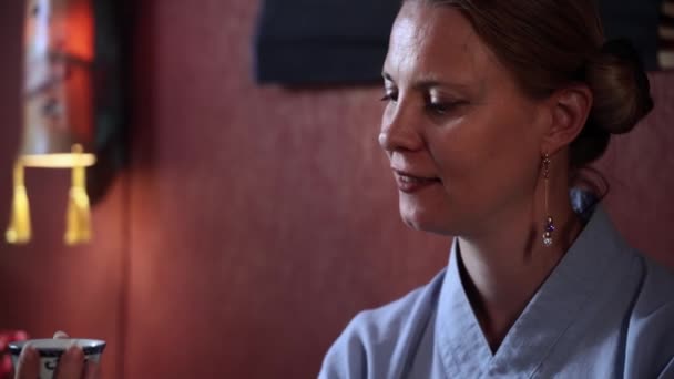 Evde Çay Seremonisi Yapan Gülümseyen Kameraya Bakan Neşeli Bir Kadın — Stok video