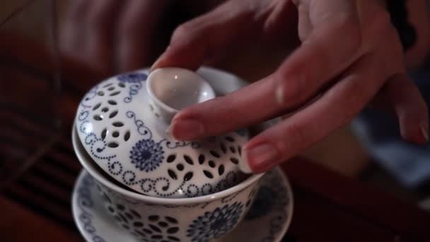 Çay Seremonisi Çekici Kadın Sıcak Bir Masada Otururken Kasede Yeşil — Stok video