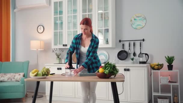 Młoda Kobieta Zatyczki Kuchennym Blenderze Gotowania Stojąc Przy Stole Kuchni — Wideo stockowe
