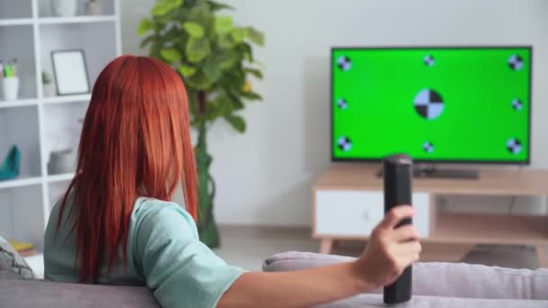 Odpočinek Doma Emocionální Žena Rudými Vlasy Sledování Televize Tleskání Ruce — Stock video