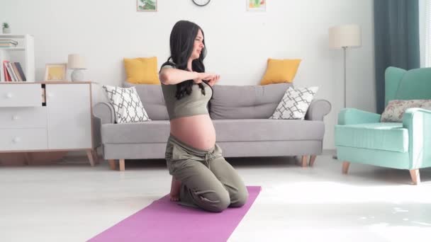 Ciąża Fitness Uroczy Młody Rodzic Oczekiwaniu Narodziny Dziecka Wykonuje Ćwiczenia — Wideo stockowe