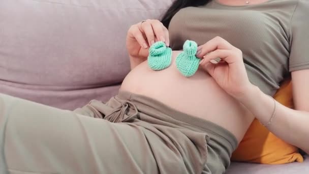 Ciąża Szczęśliwa Rodzicielka Oczekiwaniu Dziecko Bawi Się Małymi Butami Dużym — Wideo stockowe