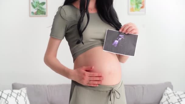 Embarazo Madre Joven Sostiene Una Foto Ultrasonido Cerca Vientre Primer — Vídeos de Stock