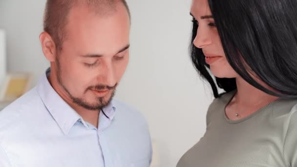 Šťastný Manžel Připravuje Stát Rodiči Hladí Těhotné Břicho Při Stání — Stock video