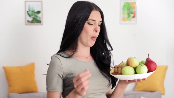 Młoda Urocza Kobieta Jedząca Zdrowe Owoce Głaskająca Duży Brzuch Stojąc — Wideo stockowe