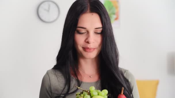 孕妇与一盘健康美味水果的肖像站在舒适的房间里 怀孕期间适当营养的概念 — 图库视频影像