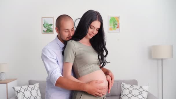 Retrato Del Cónyuge Hombre Mujer Acariciando Suavemente Vientre Embarazada Mientras — Vídeo de stock