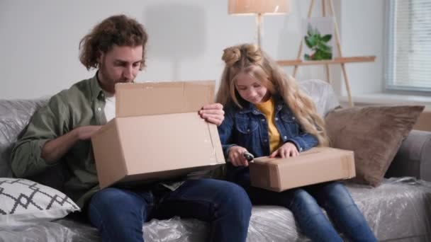Casa Família Pai Feliz Juntamente Com Criança Feminina Abre Caixas — Vídeo de Stock