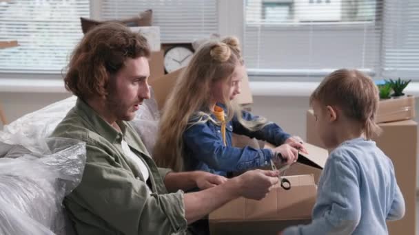 Nový Domov Šťastný Mužský Rodič Spolu Dcerou Synem Vybalují Krabice — Stock video