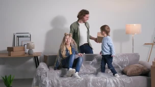 Divertida Familia Nuevo Apartamento Padre Alegre Con Niños Niñas Divierten — Vídeos de Stock