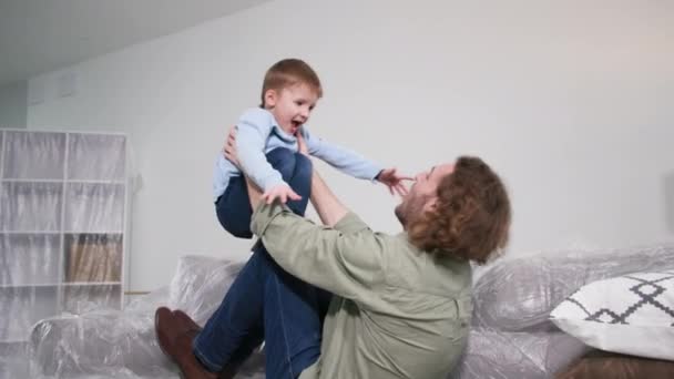 Zoet Huis Gelukkig Jonge Man Vangen Grappig Mannelijk Kind Liggend — Stockvideo