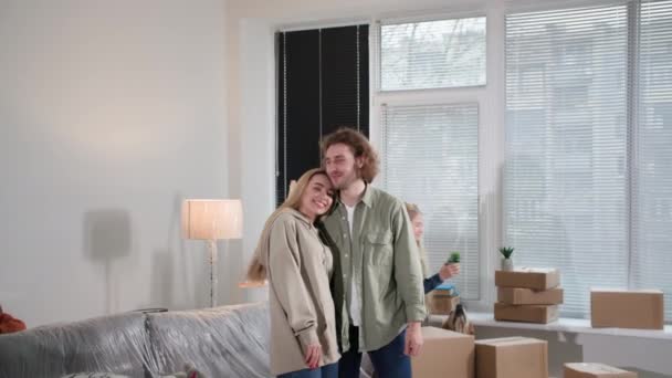 Ung Gift Par Diskuterar Flytta Till Lägenhet Närheten Söta Barn — Stockvideo