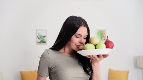 Gravidanza Nutrizione Giovane Donna Colpi Grande Pancia Con Piatto Frutti — Video Stock