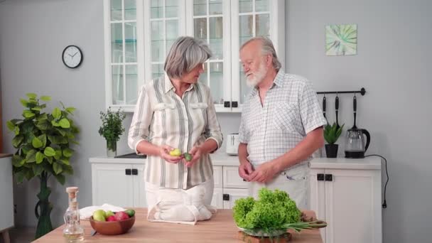 Alimentos Saludables Pareja Ancianos Separan Verduras Frescas Bolsa Comestibles Reutilizables — Vídeos de Stock