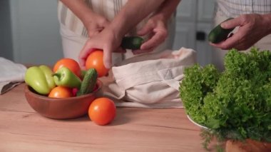Market alışverişi, emekliler yeniden kullanılabilir ekolojik poşetlerden taze sebzeleri mutfakta vejetaryen yemekleri pişirmek için yayıyorlar.