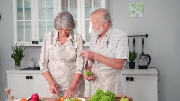 Joyeux Couple Âgé Dans Les Tabliers Suivre Régime Alimentaire Préparer — Video