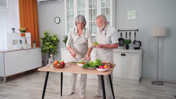 Glada Gamla Par Kul Tillsammans Matlagning Hälsosamma Percuss Färska Grönsaker — Stockvideo