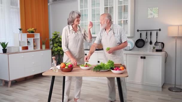 Правильное Питание Веселые Пожилые Супруги Фартуках Готовят Салат Свежих Здоровых — стоковое видео