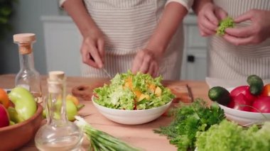 Birlikte yemek pişirme, yaşlı adam ve kadın mutfakta aile için taze sebze salatası hazırlama, yakın plan.