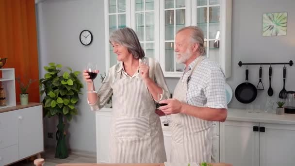 Starsza Para Wielu Lat Utrzymuje Miłość Chętnie Przygotowuje Przekąski Kieliszkami — Wideo stockowe