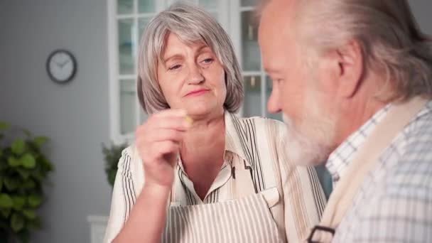 Potret Wanita Tua Yang Bahagia Bersenang Senang Dengan Suaminya Sambil — Stok Video