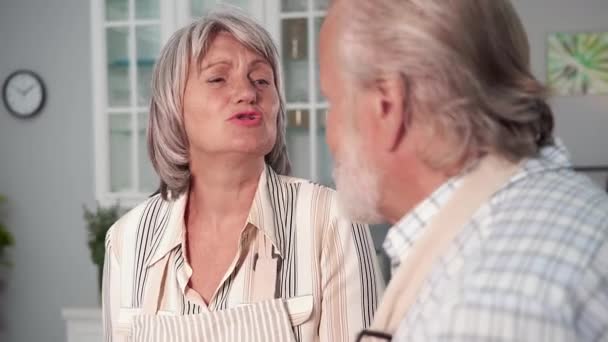 Wanita Tua Yang Ceria Tertawa Dan Mengobrol Dengan Suami Lama — Stok Video
