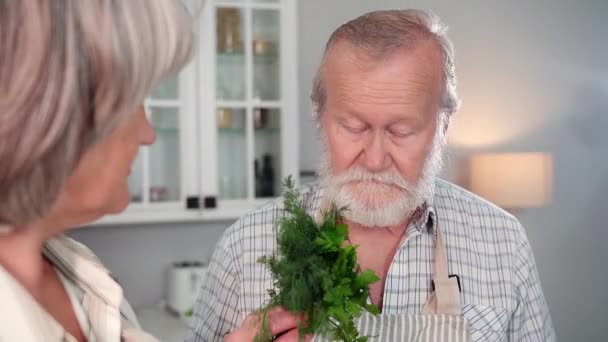 Супружеская Пара Очаровательный Пожилой Мужчина Помогает Жене Готовить Ужин Кухне — стоковое видео