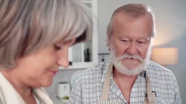 Pria Tua Dan Wanita Yang Lebih Tua Mengobrol Saat Memasak — Stok Video