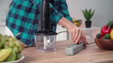 Oda servisi, ev hanımı mutfak masasında yemek pişirmek için ev aletleri, yakın çekim.