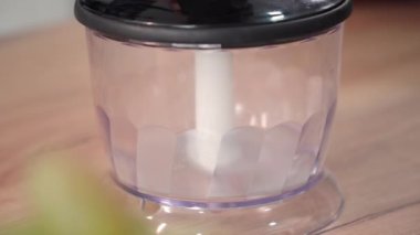 Ahşap bir masada yemek pişirmek için modern elektrikli mutfak aletleri.