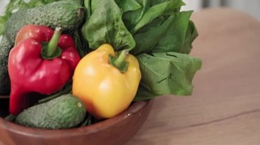 Sebzelerin yanındaki ahşap masada yemek kesmek için modern elektrikli mutfak blenderi.