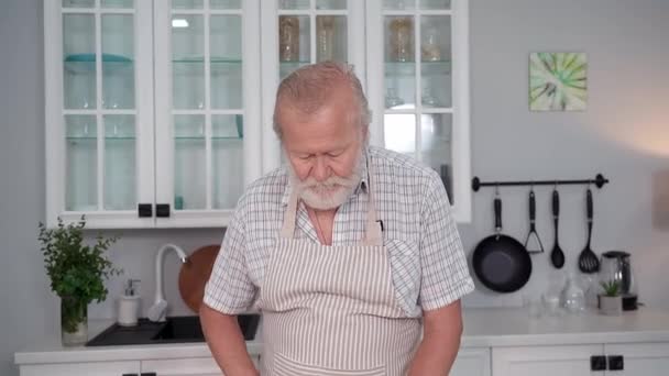 Bienestar Familiar Anciano Hombre Cariñoso Corta Ensalada Para Cena Romántica — Vídeo de stock