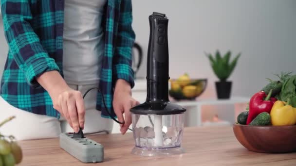 Mixer Junge Frau Steckt Elektrogerät Steckdose Auf Küchentisch Nahaufnahme — Stockvideo