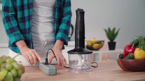 Moderne Haushaltsgeräte Hausfrau Stöpselt Mixer Smoothies Machen Während Sie Tisch — Stockvideo
