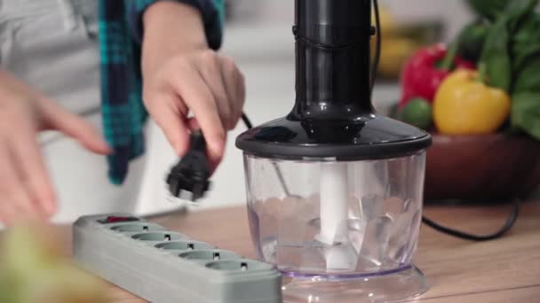 Moderne Haushaltsgeräte Junge Hausfrau Stöpselt Mixer Zum Kochen Ein Während — Stockvideo