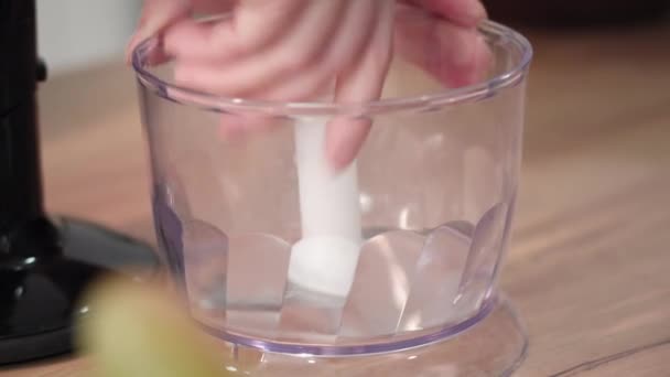 女用手组装搅拌机 用于制作平整面团 将小刀插入桌子上的碗中 — 图库视频影像