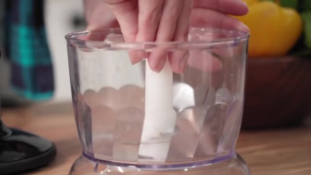 现代厨房电器 年轻的家庭主妇收集搅拌机 用于制作桌子上的平滑 — 图库视频影像