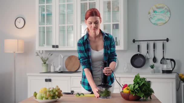 Portret Młodej Gospodyni Domowej Przestrzega Prawidłowego Odżywiania Mieli Warzywa Liście — Wideo stockowe