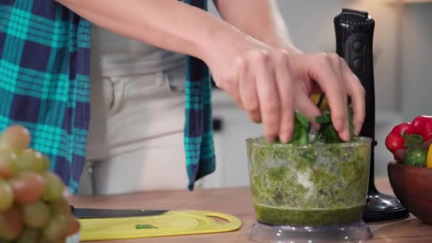 Genç Bir Kadın Taze Sebzelerden Vitamin Kokteyli Hazırlıyor Mutfak Masasındaki — Stok video