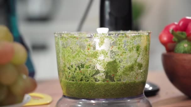Genç Bir Kadın Bükücüye Marul Yaprağı Eklerken Mutfak Masasında Meyve — Stok video