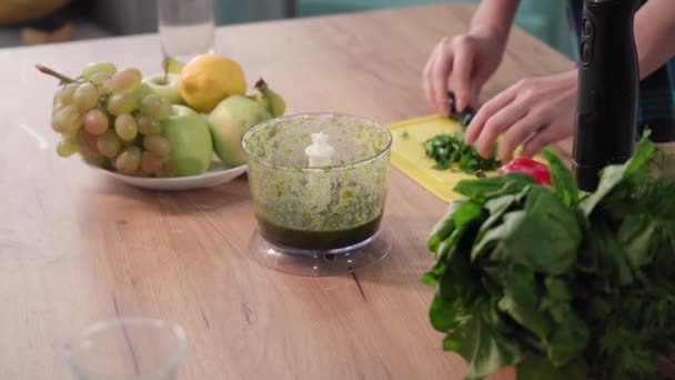 Zöldségdiéta Egy Fiatal Spenótleveleket Szeletel Turmixgépben Asztalon Közelkép — Stock videók