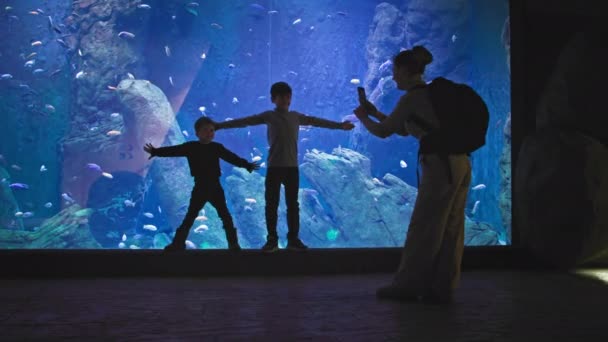 Oceanarium Mutlu Kadın Turist Oğullarının Mavi Egzotik Balıklarla Dolu Büyük — Stok video